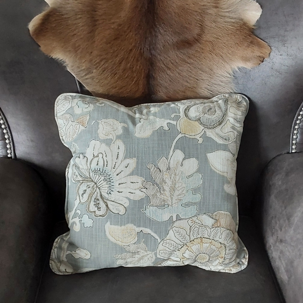 CRATE & BARREL  FLORAL & BOTANICAL  ACCENT PILLOW. 18"x18"